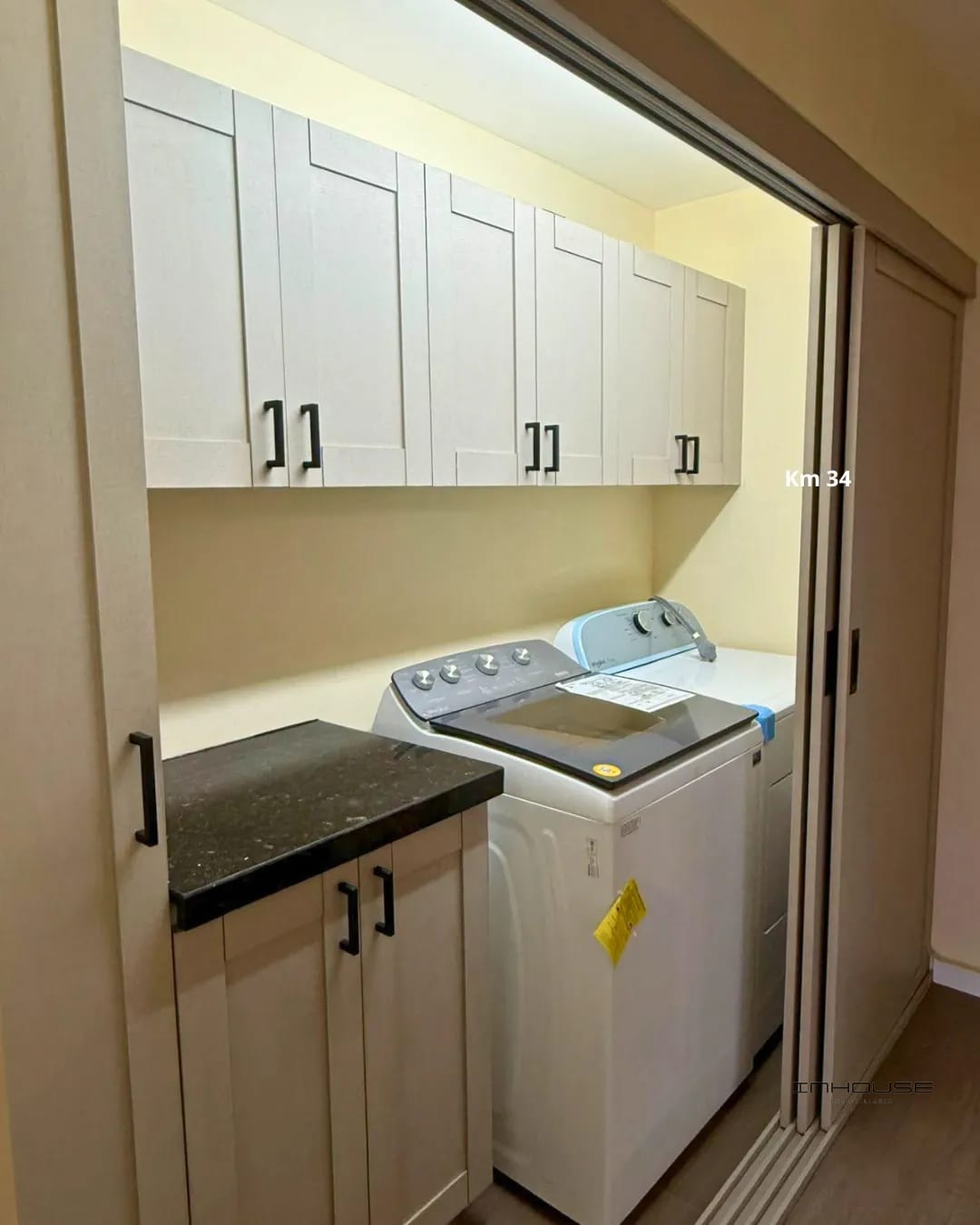 APARTAMENTO EN RENTA EN ZONA 10 CON BALCÓN SEMI AMUEBLADO — Apartamento en Alquiler en Zona 10, Guatemala, Ciudad — foto 4 de 7