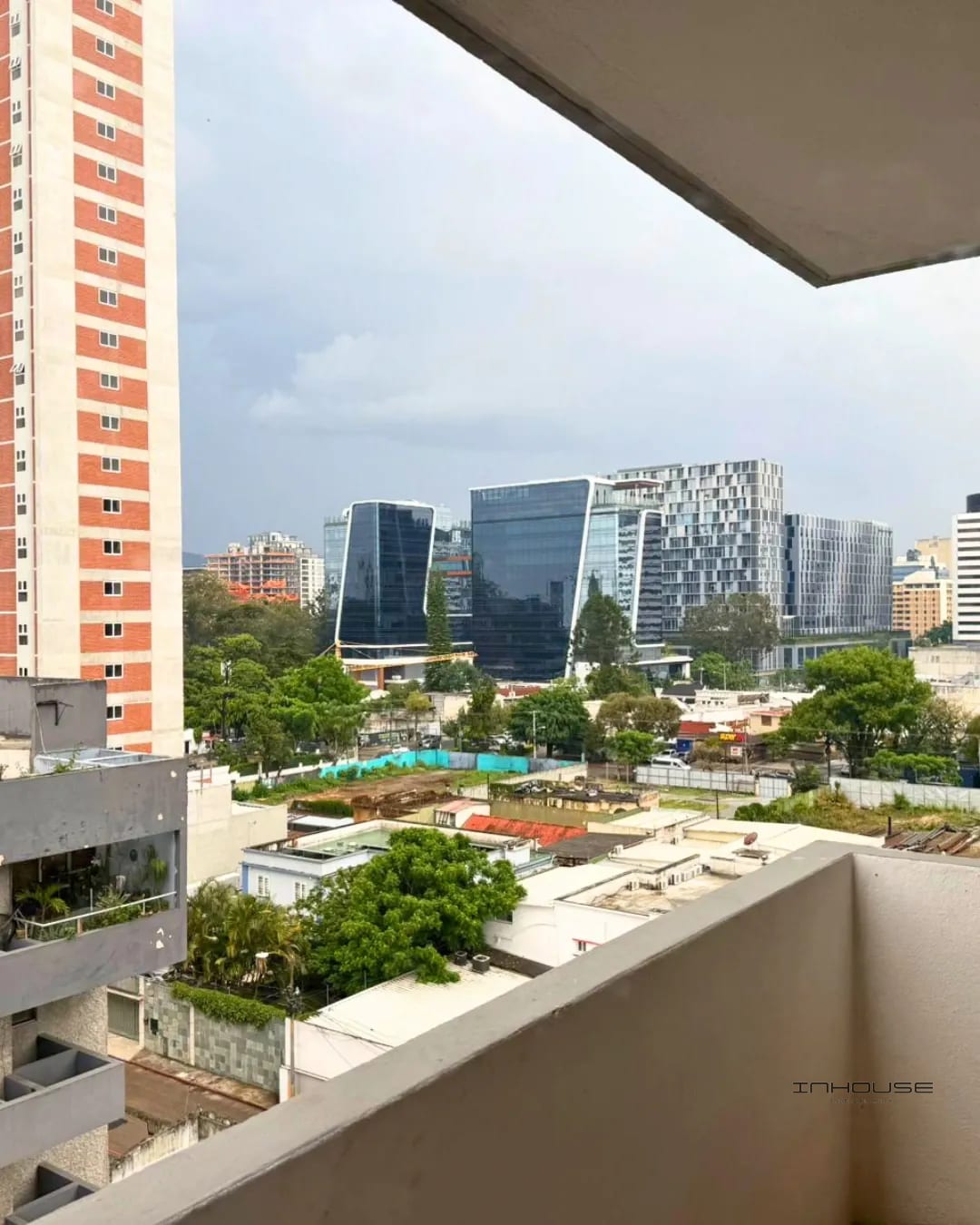 APARTAMENTO EN RENTA EN ZONA 10 CON BALCÓN SEMI AMUEBLADO — Apartamento en Alquiler en Zona 10, Guatemala, Ciudad — foto 3 de 7