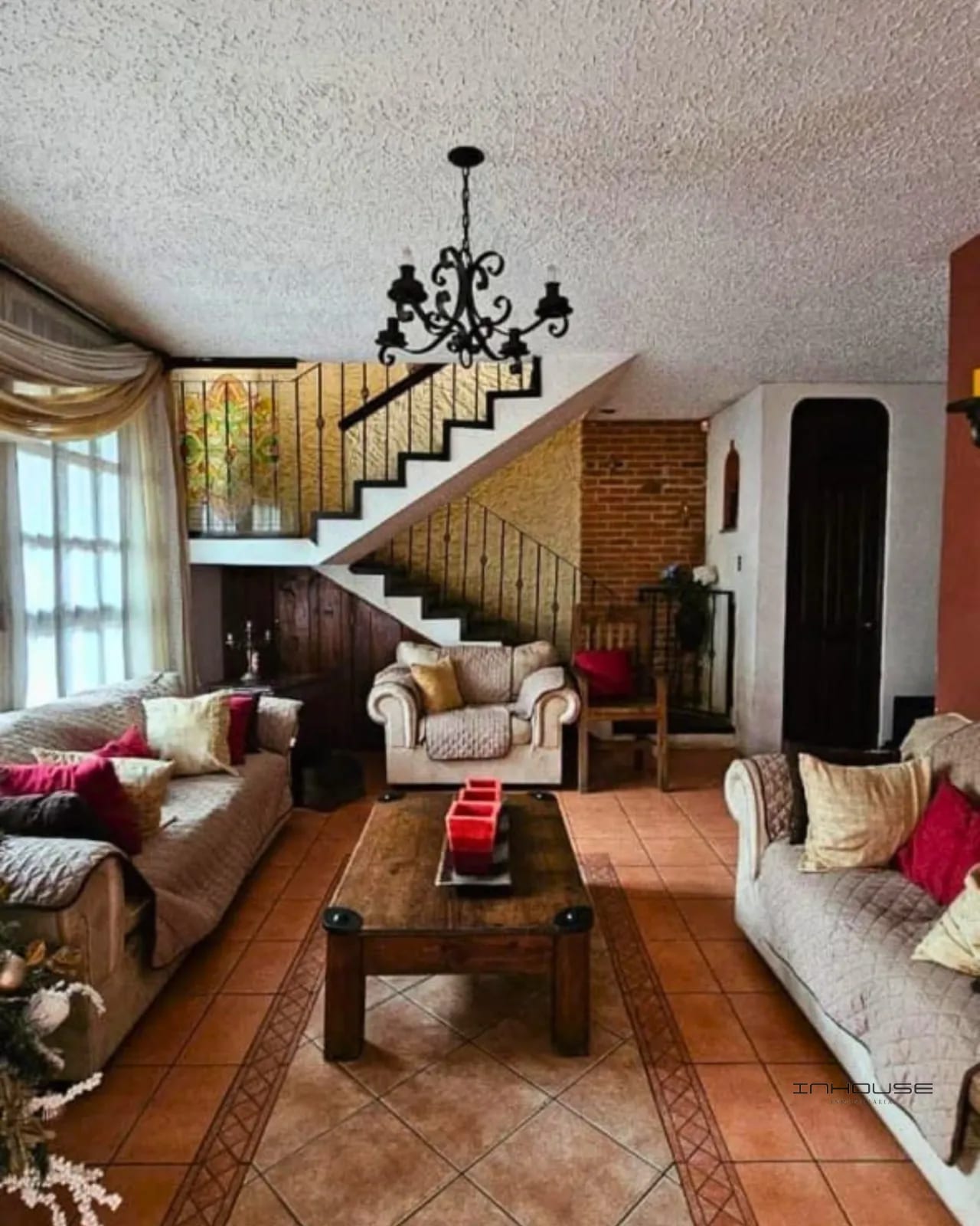 CASA EN VENTA EN SAN CRISTOBAL (A 1 CUADRA DE TORRE DE PINARES) — Casa en Venta en Zona 8 Mixco, Guatemala, Ciudad — foto 1 de 10