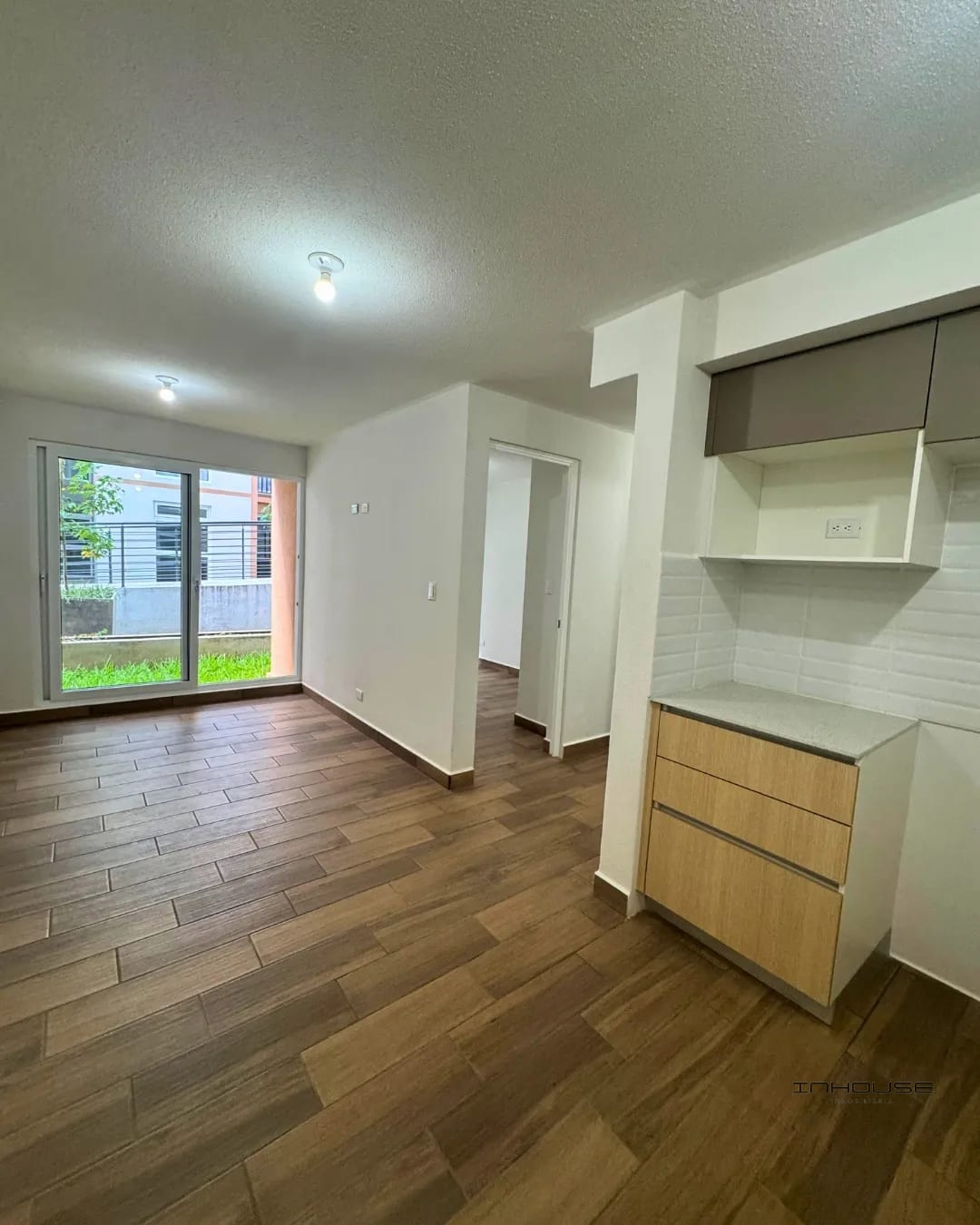 APARTAMENTO EN VENTA ZONA 16 -LARES- EN PRIMER NIVEL CON JARDIN — Apartamento en Venta en Zona 16, Guatemala, Ciudad — foto 1 de 10