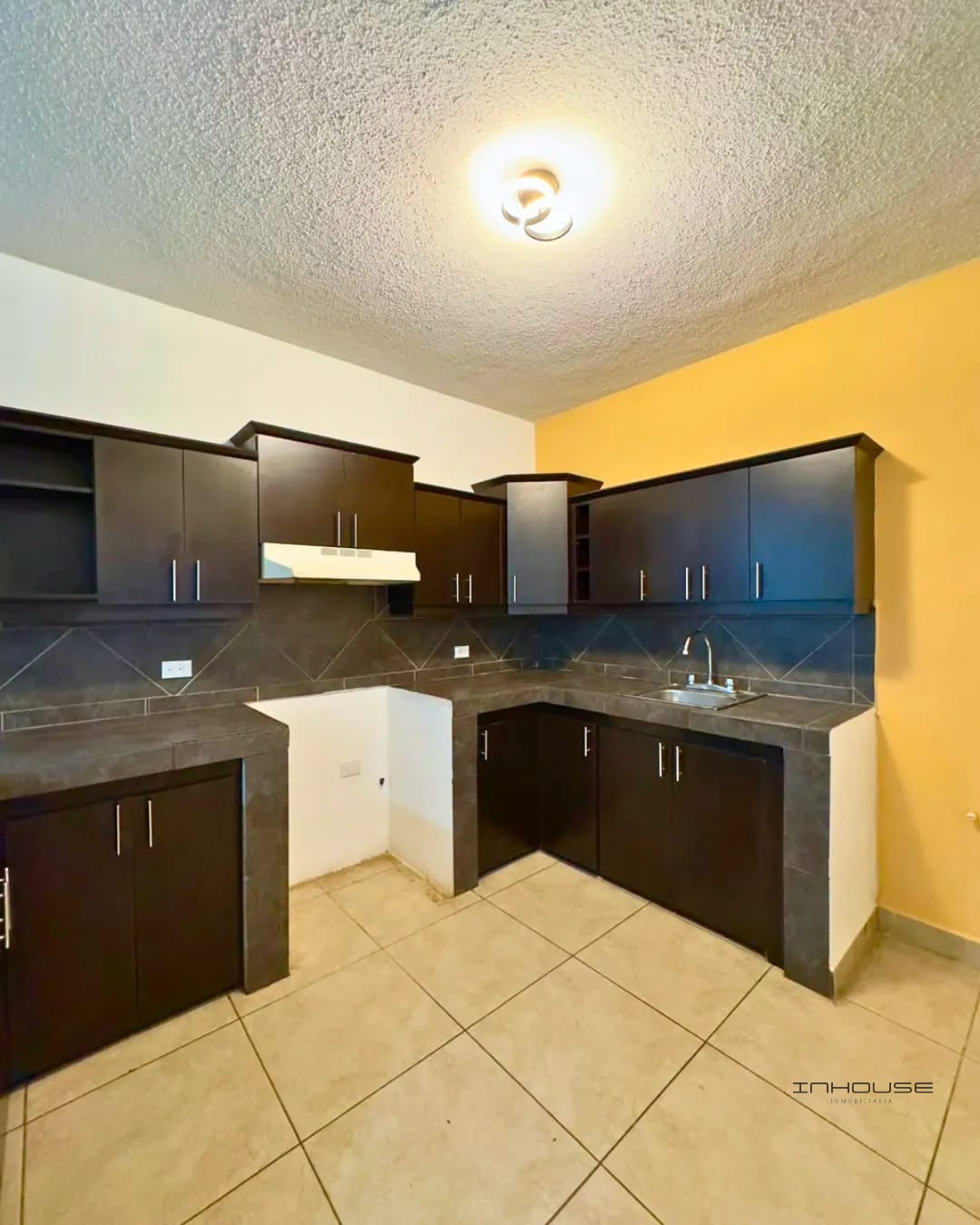 APARTAMENTO EN RENTA ZONA 16, HACIENDA REAL SECTOR 4 — Apartamento en Venta en Hacienda Real, Zona 16, Guatemala, Ciudad — foto 1 de 9