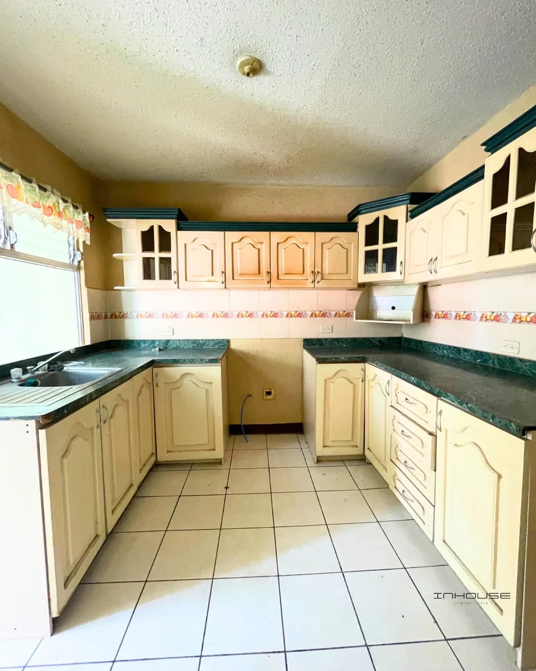 CASA EN RENTA EN SAN CRISTOBAL JACARANDAS — Apartamento en Alquiler en Zona 8 Mixco, Guatemala, Ciudad — foto 1 de 10