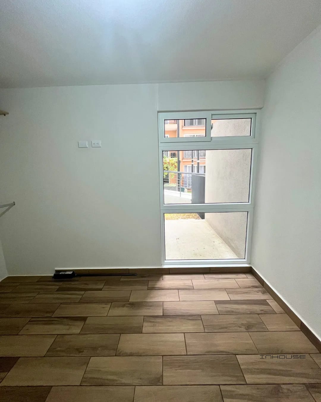 APARTAMENTO EN VENTA ZONA 16 EN PRIMER NIVEL CON JARDÍN Y BODEGA — Apartamento en Venta en Lares 16, Zona 16, Guatemala, Ciudad — foto 3 de 10