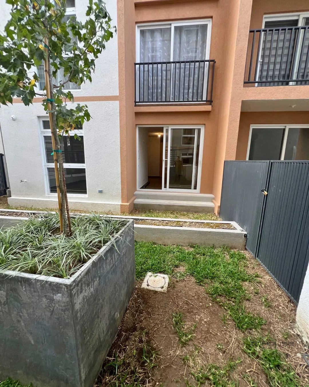 APARTAMENTO EN VENTA ZONA 16 EN PRIMER NIVEL CON JARDÍN Y BODEGA — Apartamento en Venta en Lares 16, Zona 16, Guatemala, Ciudad — foto 2 de 10