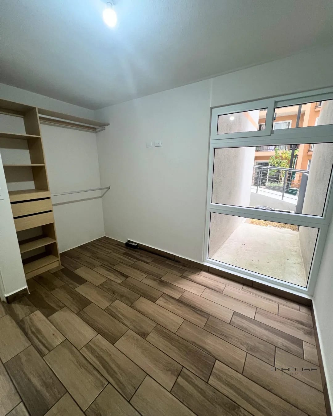 APARTAMENTO EN VENTA ZONA 16 EN PRIMER NIVEL CON JARDÍN Y BODEGA — Apartamento en Venta en Lares 16, Zona 16, Guatemala, Ciudad — foto 4 de 10