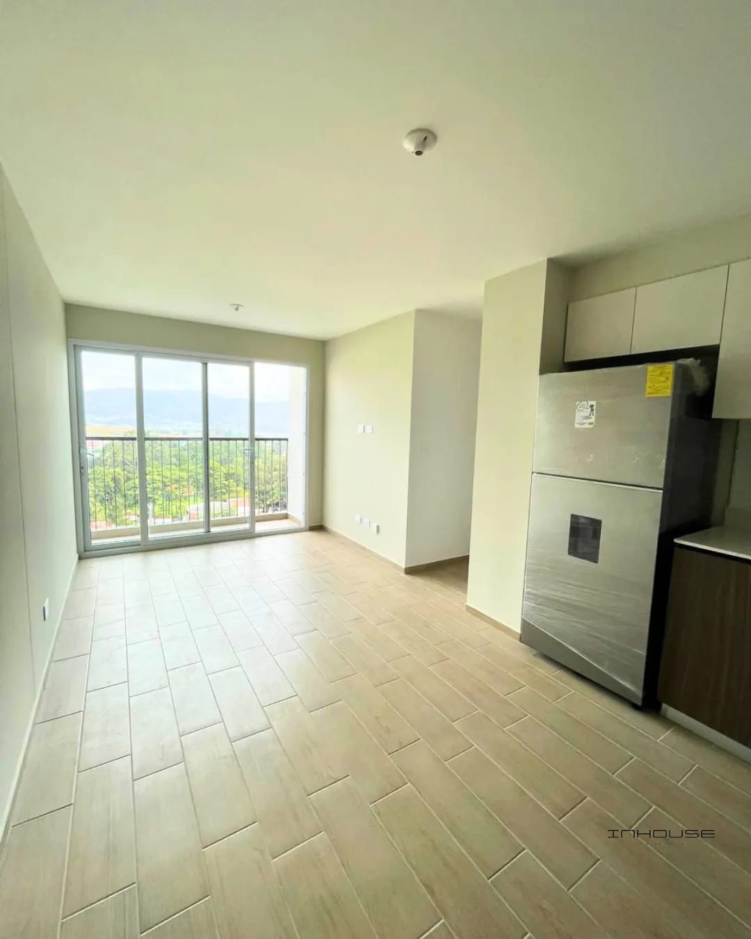 APARTAMENTO EN RENTA ZONA 12 PARA ESTRENAR EN NIVEL ALTO - Image 1