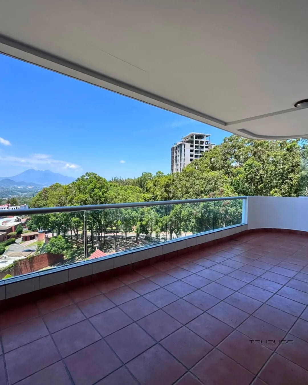 APARTAMENTO EN RENTA ZONA 14 CON BALCON — Apartamento en Alquiler en Marqués del Valle, Zona 14, Guatemala, Ciudad — foto 3 de 10