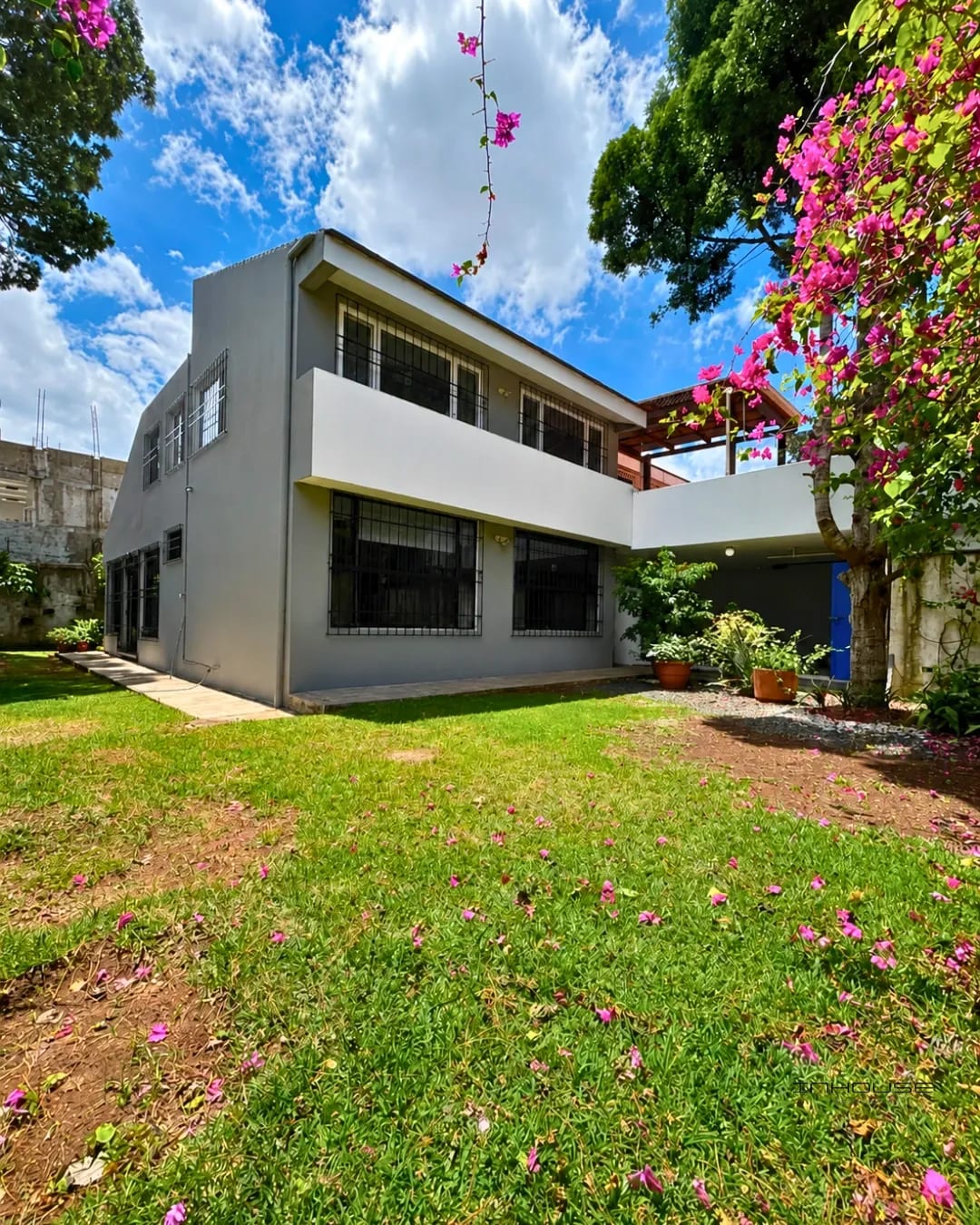 Casa en Renta Zona 16 San Gaspar con Jardín — Casa en Alquiler en San Gaspar, Zona 16, Guatemala, Ciudad — foto 1 de 13