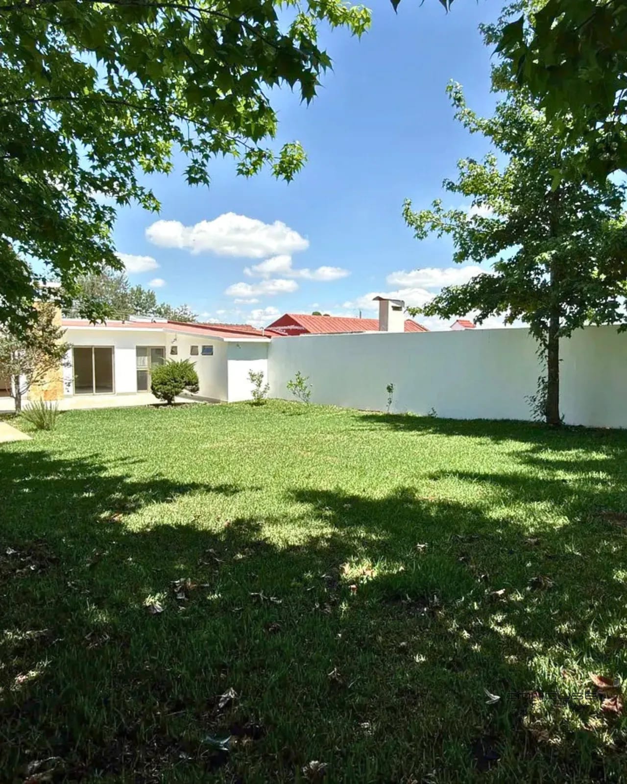 Casa en Renta Zona 16 de un Nivel con Amplio Jardín en Jardines de San — Casa en Alquiler en Jardines de San Isidro, Zona 16, Guatemala, Ciudad — foto 1 de 10