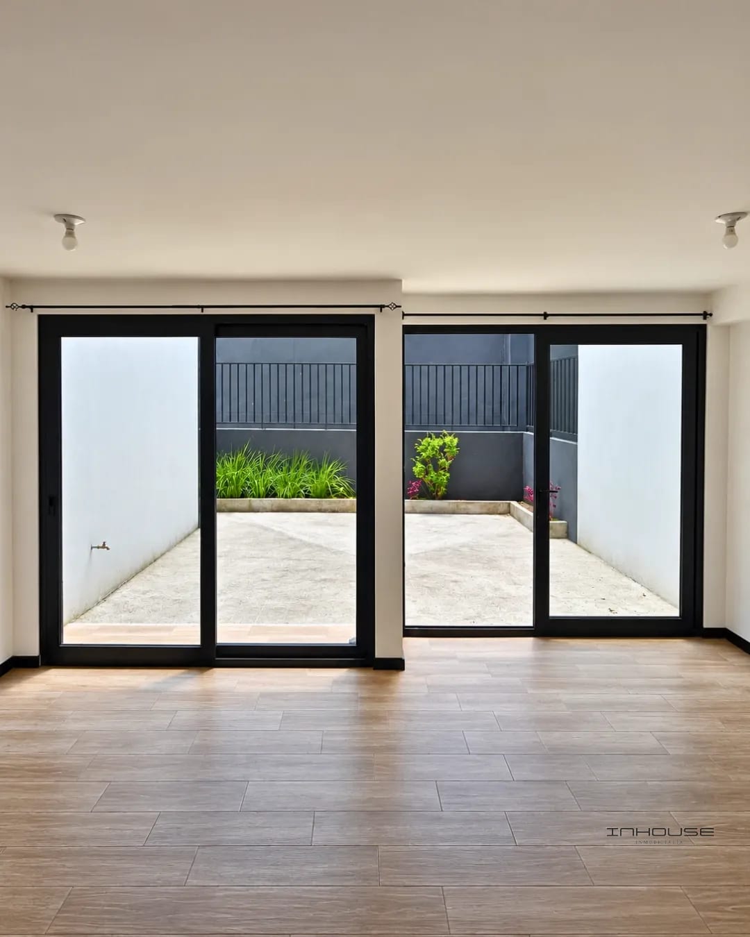 Apartamento en Renta Zona 16 Primer Nivel con Patio con Jardinera — Apartamento en Alquiler en Zona 16, Guatemala, Ciudad — foto 1 de 10