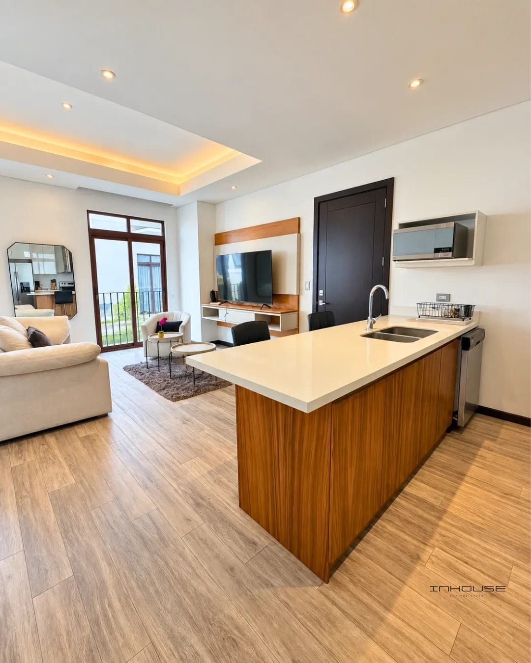 Apartamento en Renta Zona 16 Lirios de Cayalá Nivel Alto - Image 1
