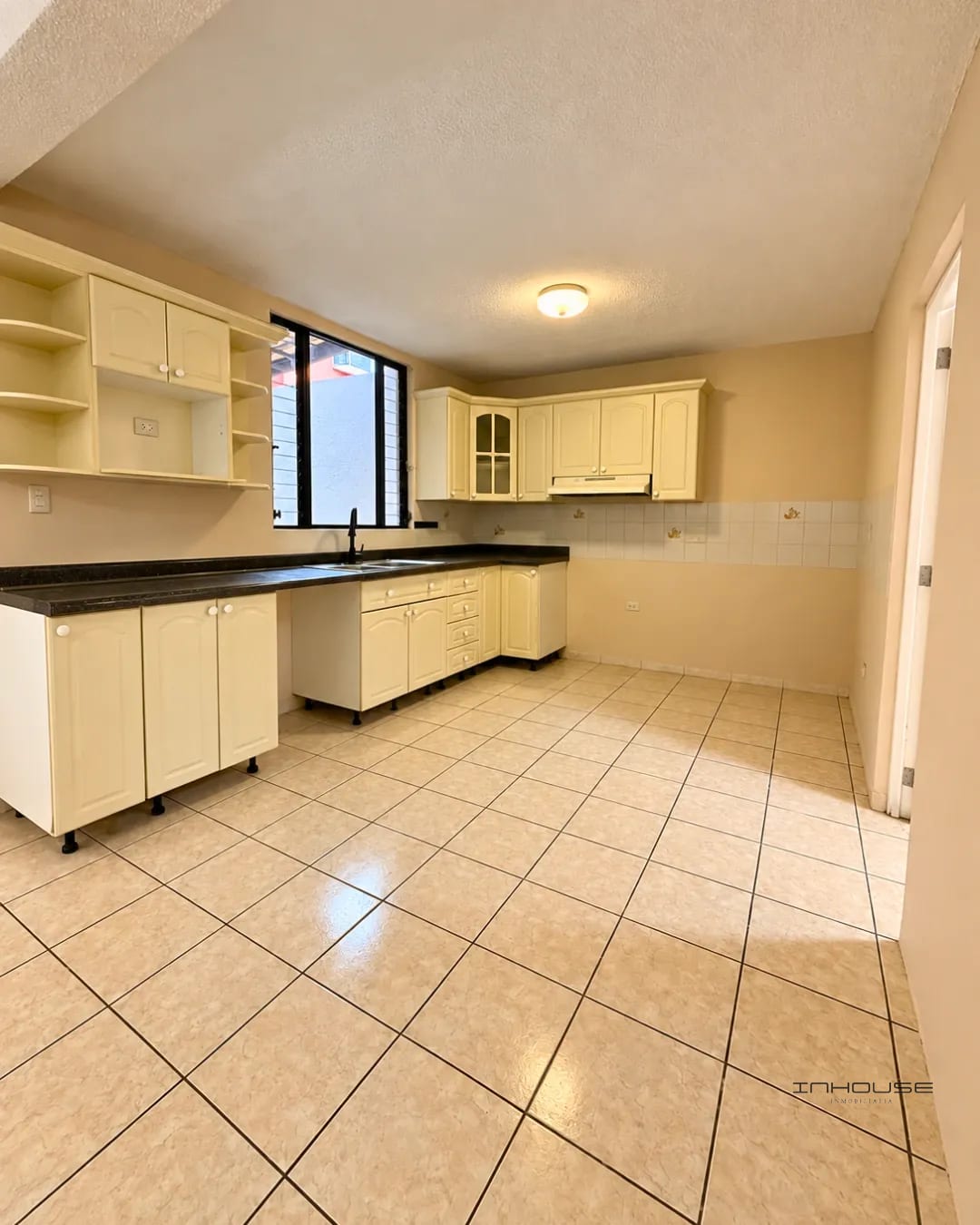 Casa en Venta Zona 16 Dentro de Garita Kanajuyú — Casa en Venta en Kanajuyú, Zona 16, Guatemala, Ciudad — foto 4 de 10