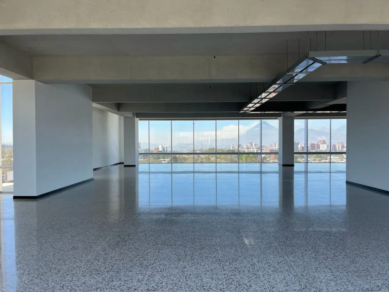 Zona 10/ Moderno Espacio para Oficinas Disponible — Edificio en Alquiler en Zona 10, Guatemala, Ciudad — foto 1 de 1