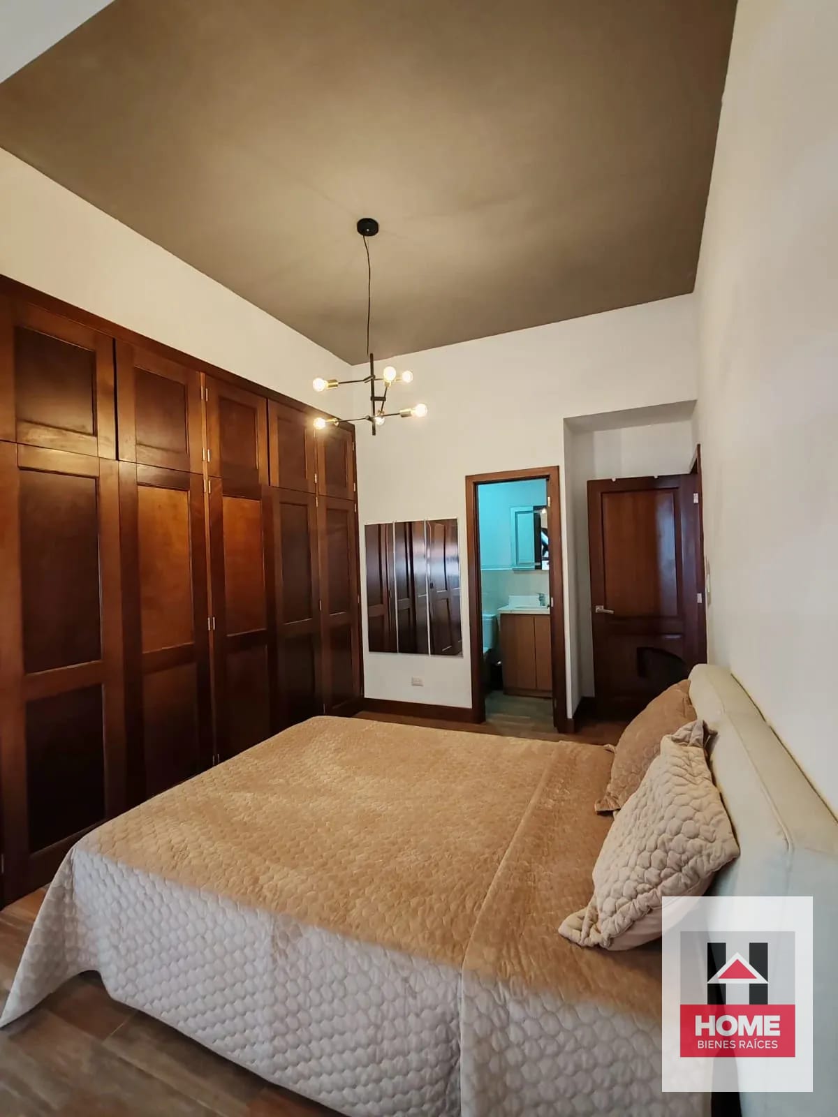 Practico Apartamento Cerca de Todo Z.10 — Apartamento en Alquiler en Salvattore, Zona 10, Guatemala, Ciudad — foto 1 de 12