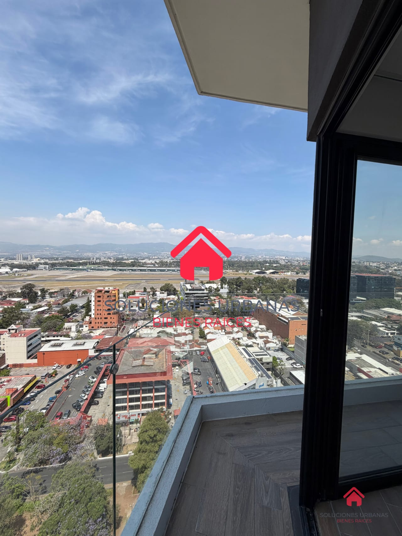 APARTAMENTO CON ESPECTACULAR VISTA Y CUARTO DE SERVICIO ZONA 14 — Apartamento en Alquiler en Parque 14, Zona 14, Guatemala, Ciudad — foto 4 de 9