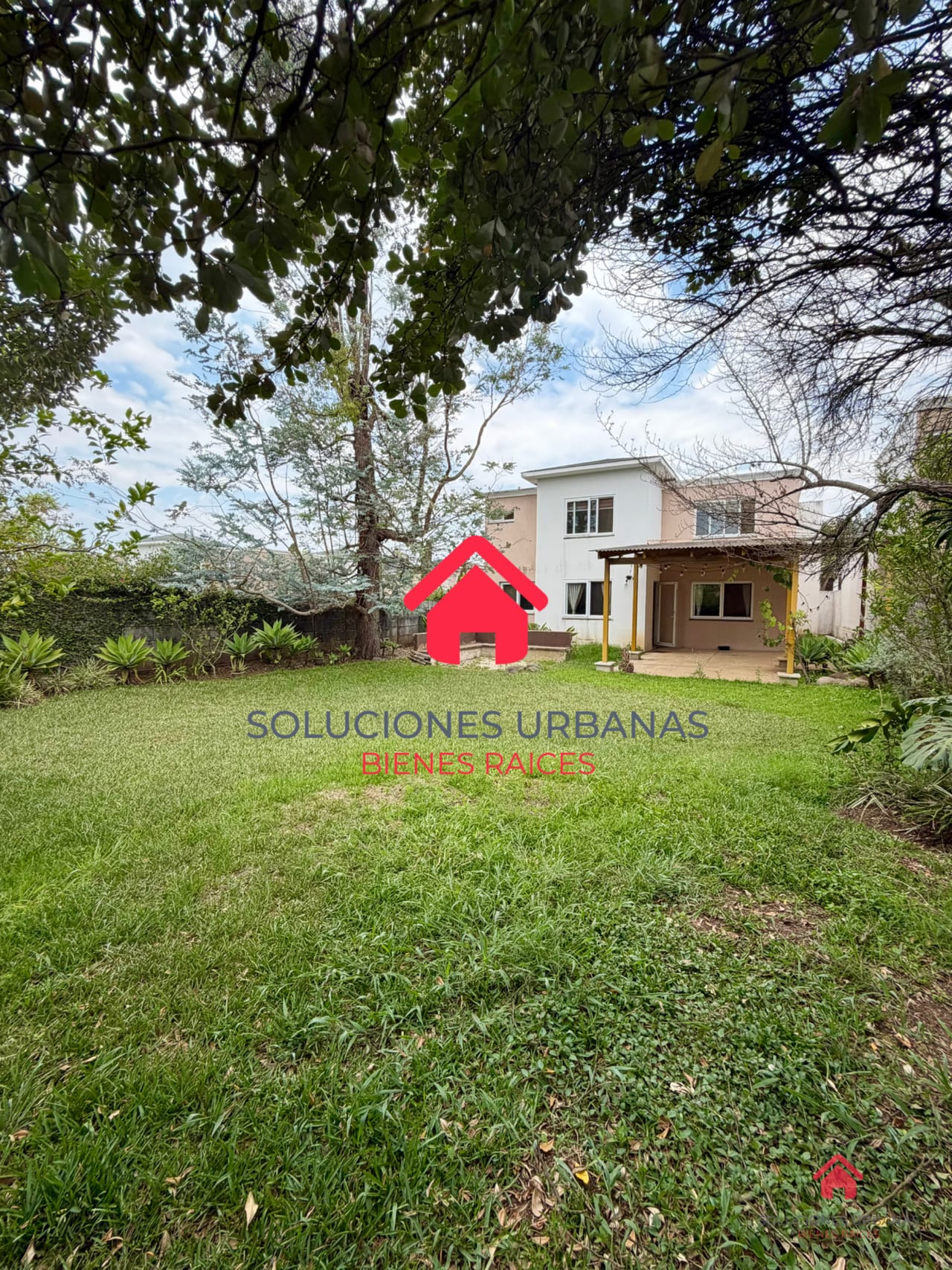 CASA CON LINDO JARDÍN LA FONTANA. — Casa en Venta en La Fontana III, Carretera a El Salvador, Guatemala, Ciudad — foto 1 de 11
