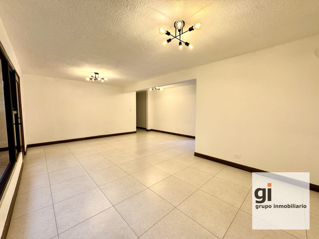 Apartamento Remodelado en Renta en Zona 10 | Excelente Ubicación — Apartamento en Alquiler en Zona 10, Guatemala, Ciudad — foto 2 de 12
