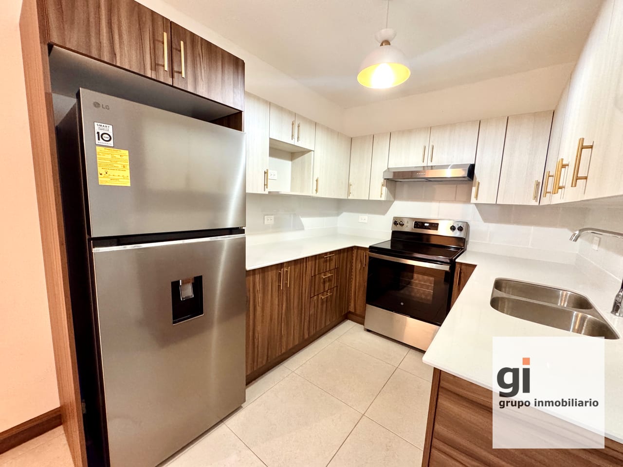 Apartamento Remodelado en Renta en Zona 10 | Excelente Ubicación — Apartamento en Alquiler en Zona 10, Guatemala, Ciudad — foto 3 de 12