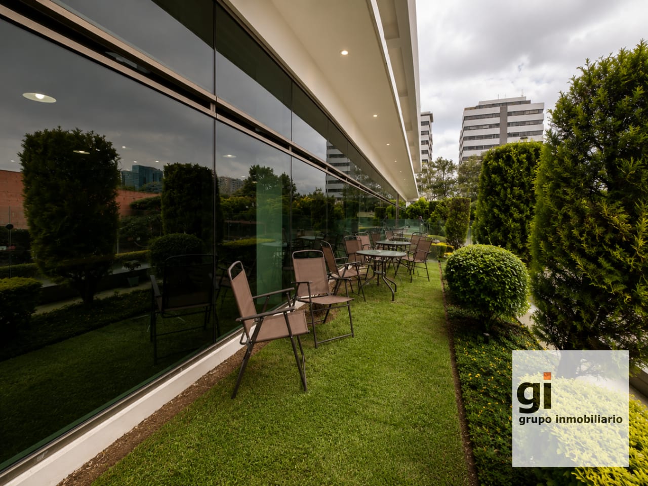 OFICINA EN VENTA EN PIALÉ, ZONA 10, CON TERRAZA PRIVADA. — Oficina en Venta en Pialé, Zona 10, Guatemala, Ciudad — foto 2 de 9