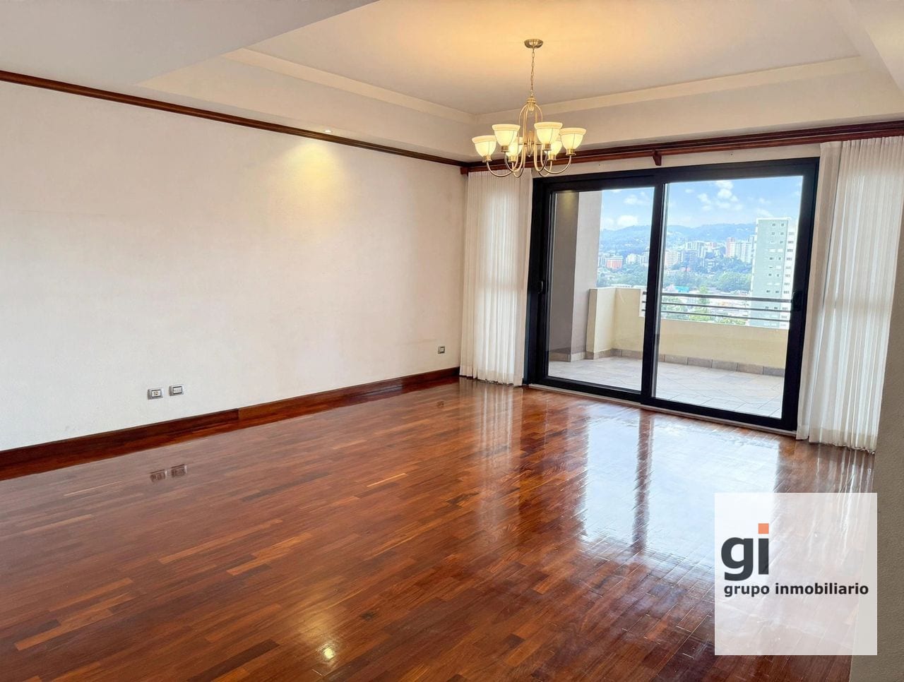 Apartamento de 4 dormitorios amplio en alquiler en zona 10 — Apartamento en Alquiler en Zona 10, Guatemala, Ciudad — foto 1 de 7