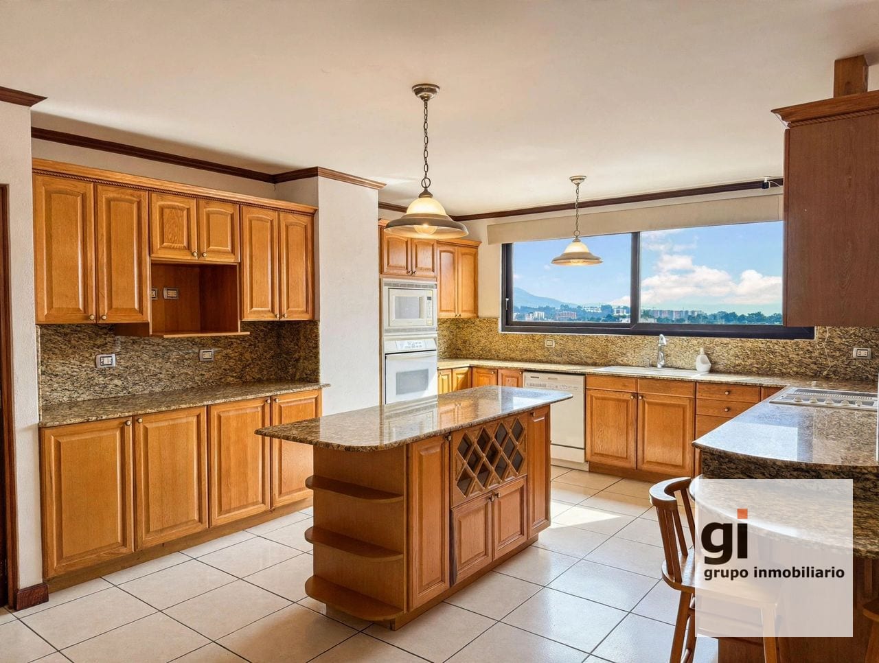 Apartamento de 4 dormitorios amplio en alquiler en zona 10 — Apartamento en Alquiler en Zona 10, Guatemala, Ciudad — foto 4 de 7