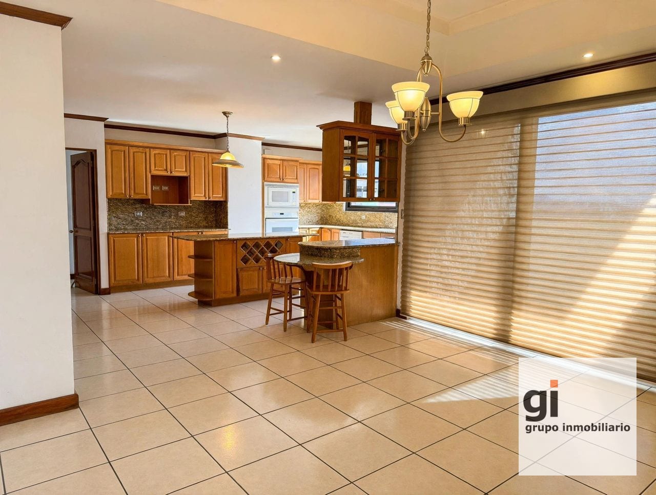 Apartamento de 4 dormitorios amplio en alquiler en zona 10 — Apartamento en Alquiler en Zona 10, Guatemala, Ciudad — foto 6 de 7