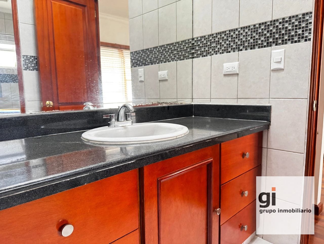 Casa en alquiler en zona 10, 4 dormitorios y A/C — Casa en Alquiler en Zona 10, Guatemala, Ciudad — foto 15 de 17