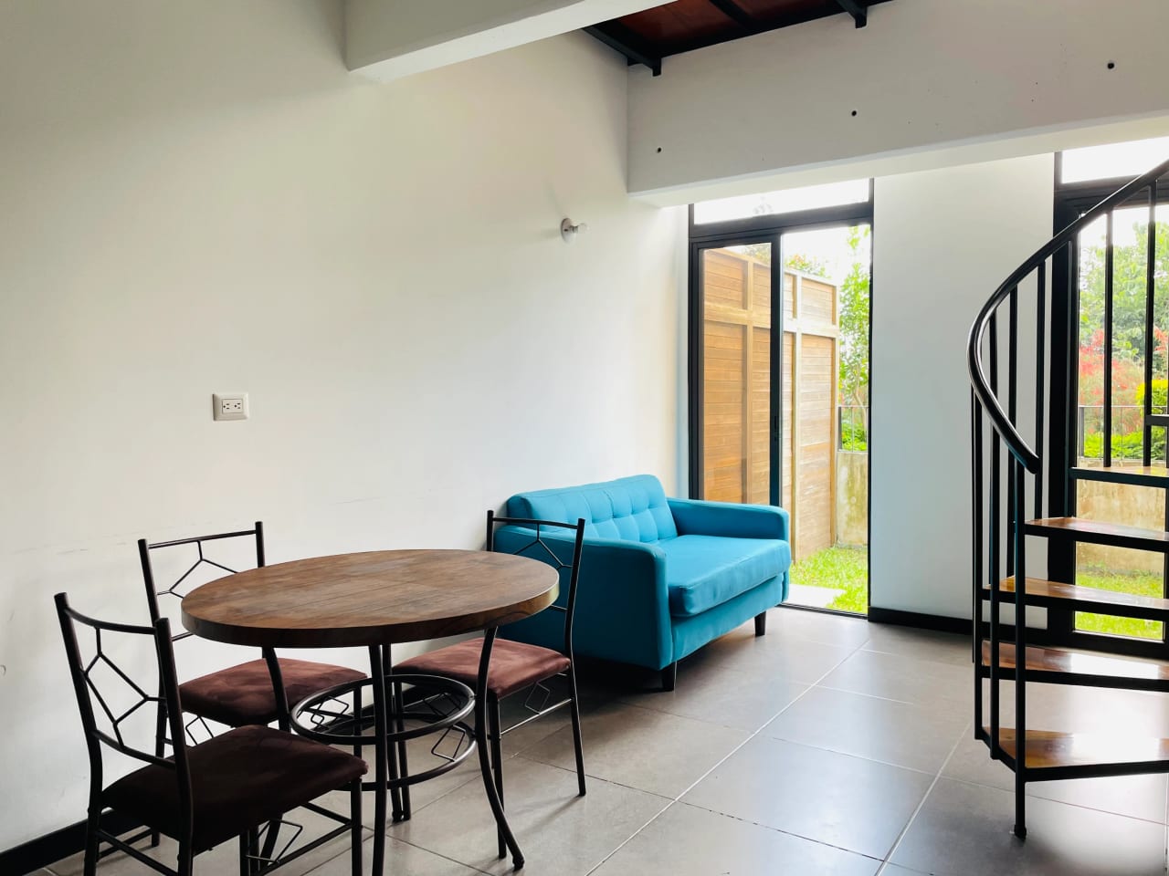 Lindo Apartamento de 1 Habitación con Jardín — Apartamento en Alquiler en Ciudad Vieja, Zona 10, Guatemala, Ciudad — foto 1 de 12