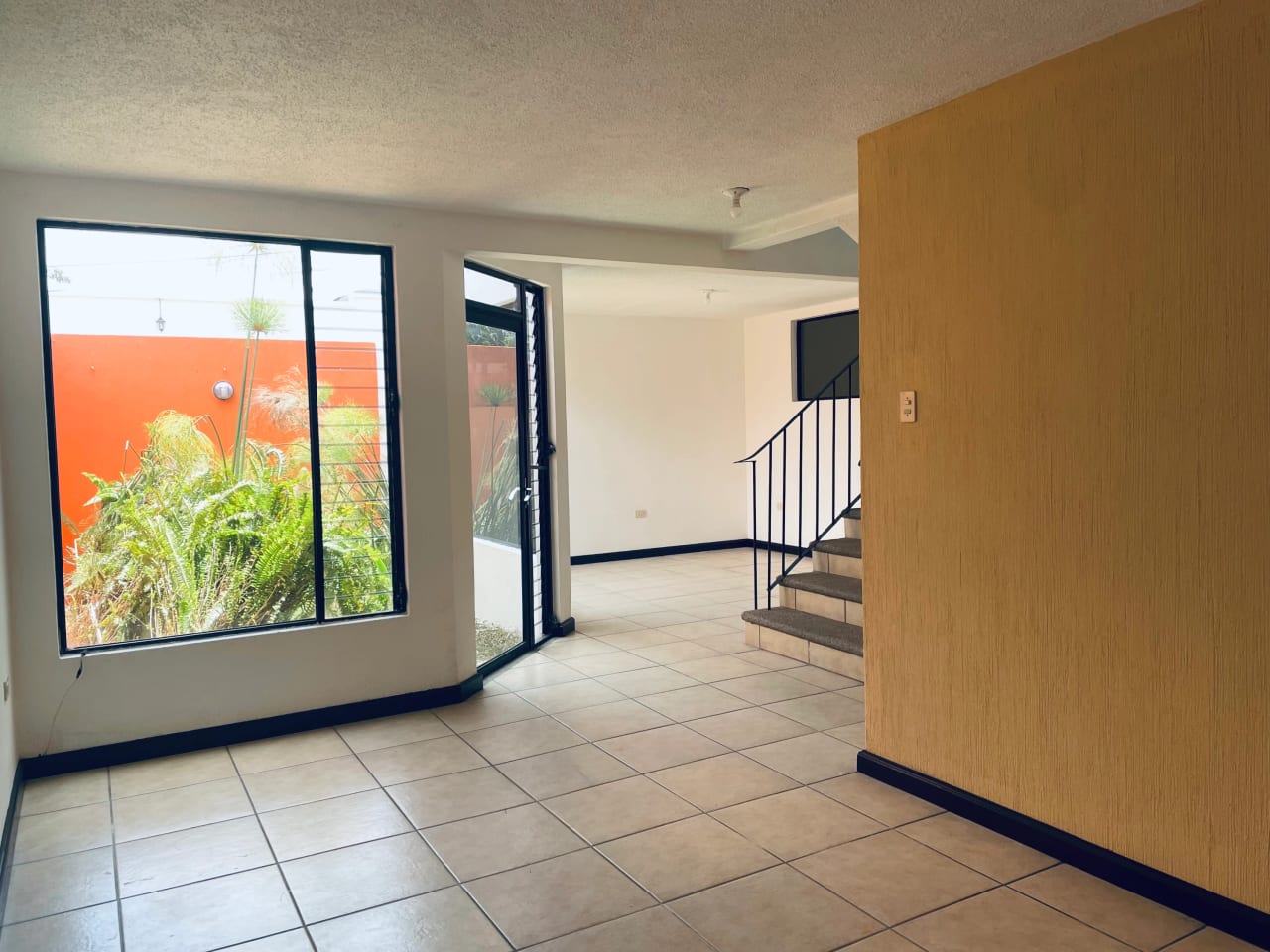 Alquilo Casa en Residencial Los Manantiales Km. 19 — Apartamento en Alquiler en Los Manantiales, Carretera a El Salvador, Guatemala, Ciudad — foto 1 de 16
