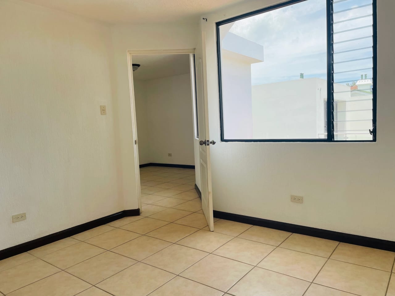 Alquilo Casa en Residencial Los Manantiales Km. 19 — Apartamento en Alquiler en Los Manantiales, Carretera a El Salvador, Guatemala, Ciudad — foto 10 de 16