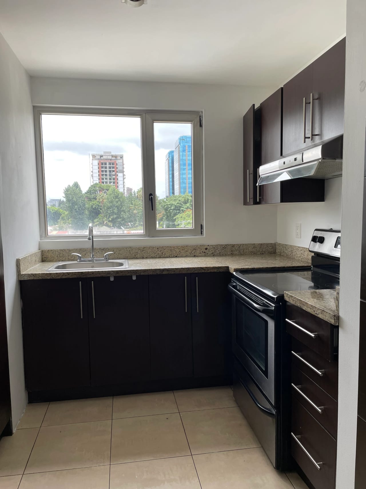 Alquilo Apartamento de 3 Habitaciones en zona 14 — Apartamento en Alquiler en Quinta Avenida, Zona 14, Guatemala, Ciudad — foto 5 de 17