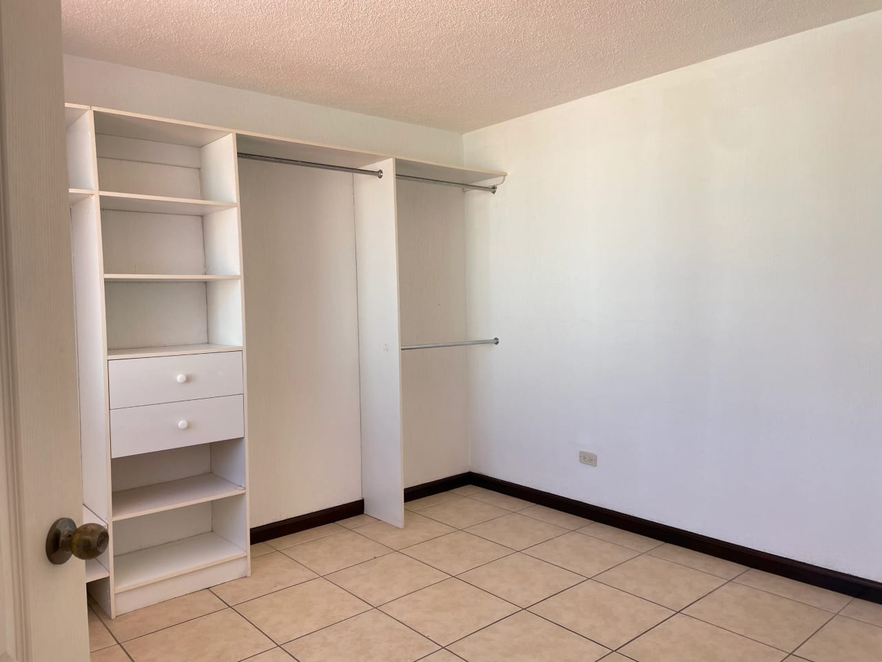 Alquilo Casa en Residencial Los Manantiales, km 19 a San José Pinula — Apartamento en Alquiler en Los Manantiales, Carretera a El Salvador, Guatemala, Ciudad — foto 12 de 16