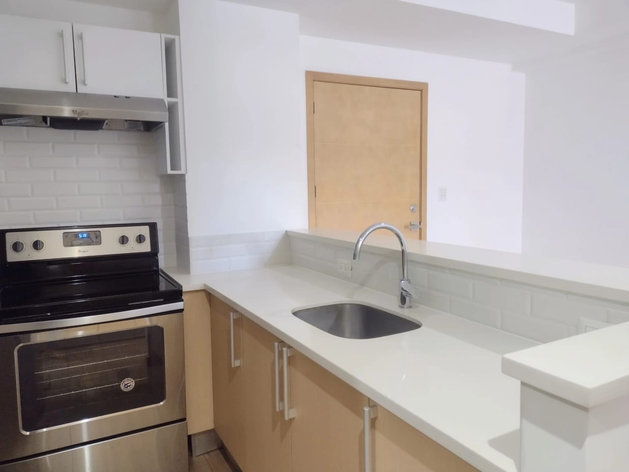 Apartamento de 2 Habitaciones en zona 10 — Apartamento en Alquiler en Zona 10, Guatemala, Ciudad — foto 3 de 17