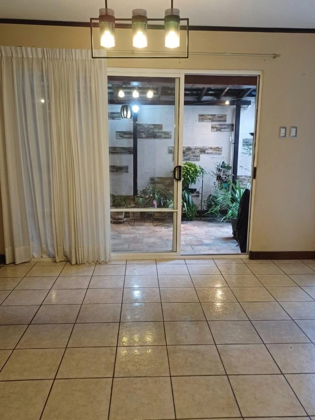 Casa en Alquiler en Residencial dentro de garita en zona 16 — Casa en Alquiler en MonteSolar, Zona 16, Guatemala, Ciudad — foto 3 de 12