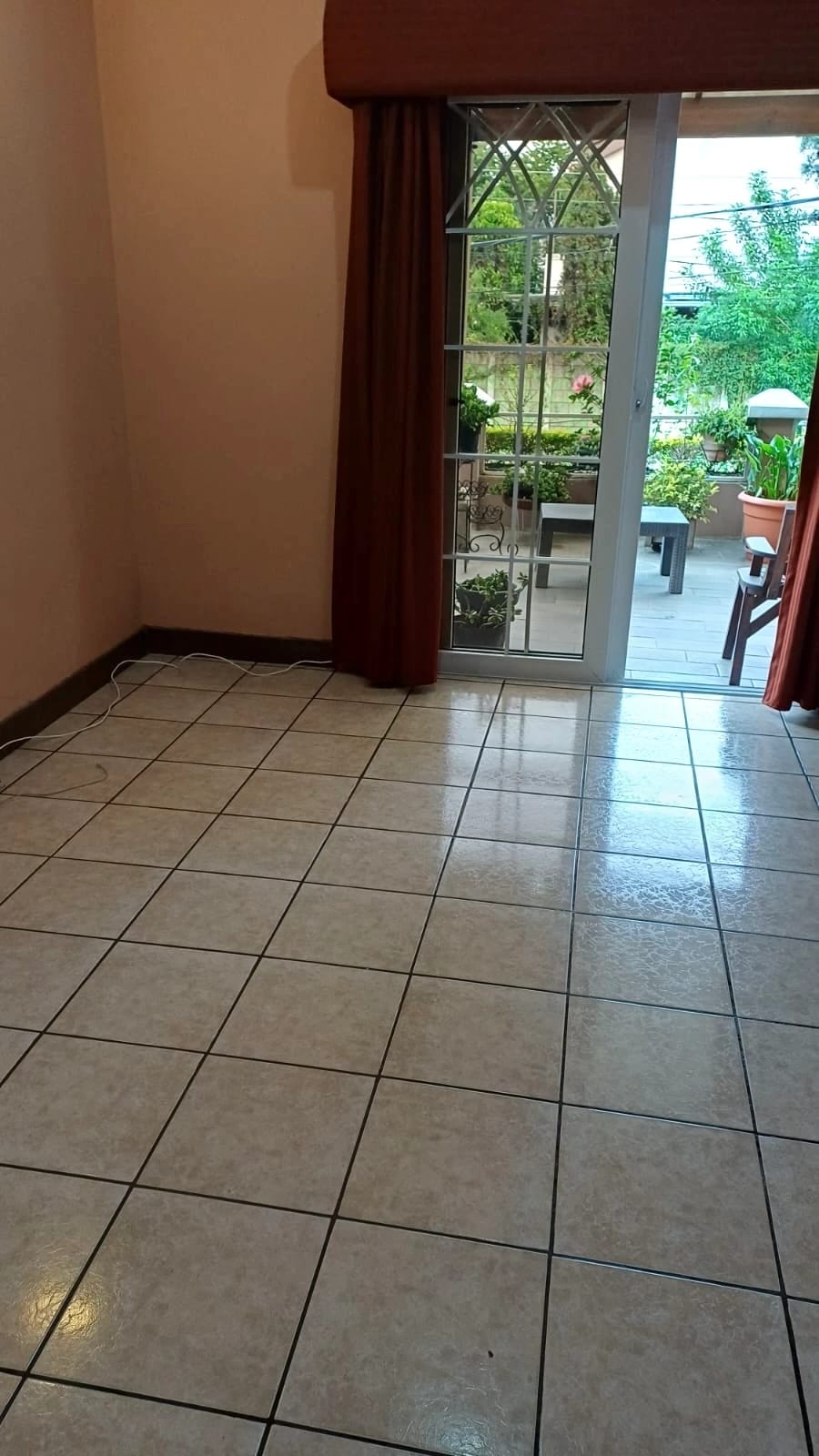 Casa en Alquiler en Residencial dentro de garita en zona 16 — Casa en Alquiler en MonteSolar, Zona 16, Guatemala, Ciudad — foto 5 de 12