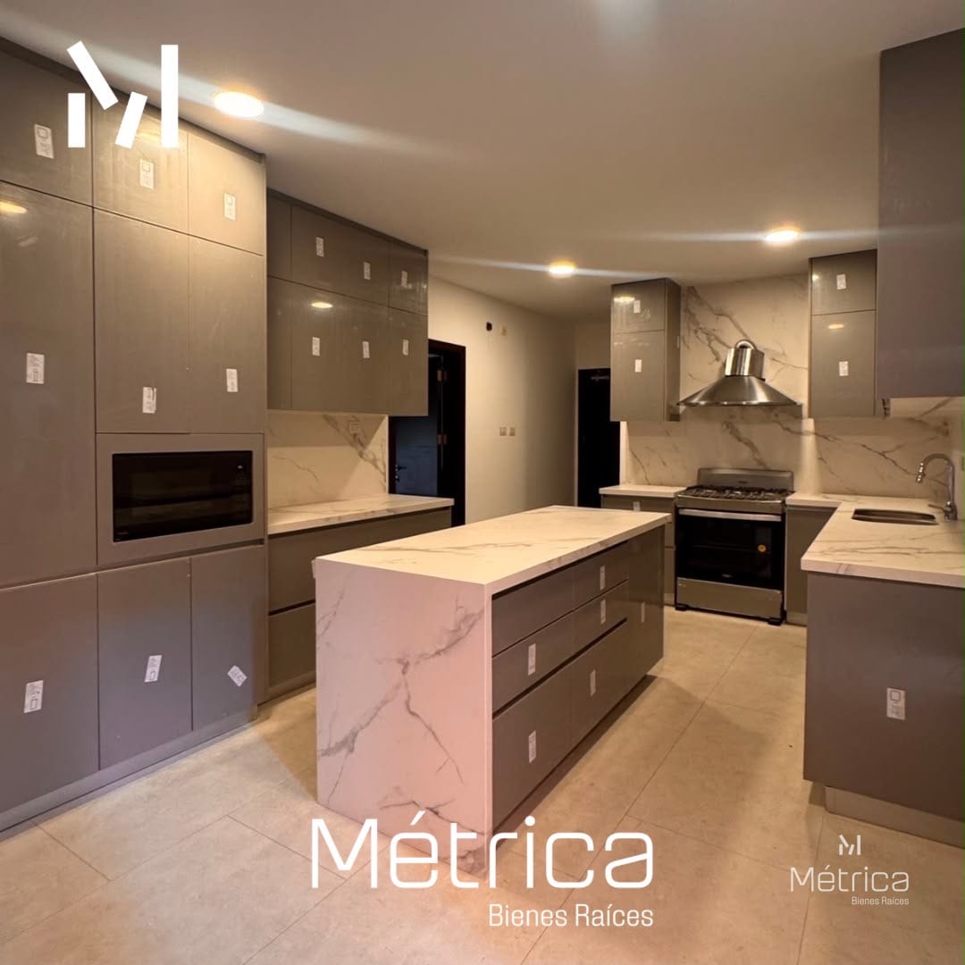 Casa en renta con remodelación Condominio La Joya zona 10 — Casa en Alquiler en Zona 10, Guatemala, Ciudad — foto 1 de 10