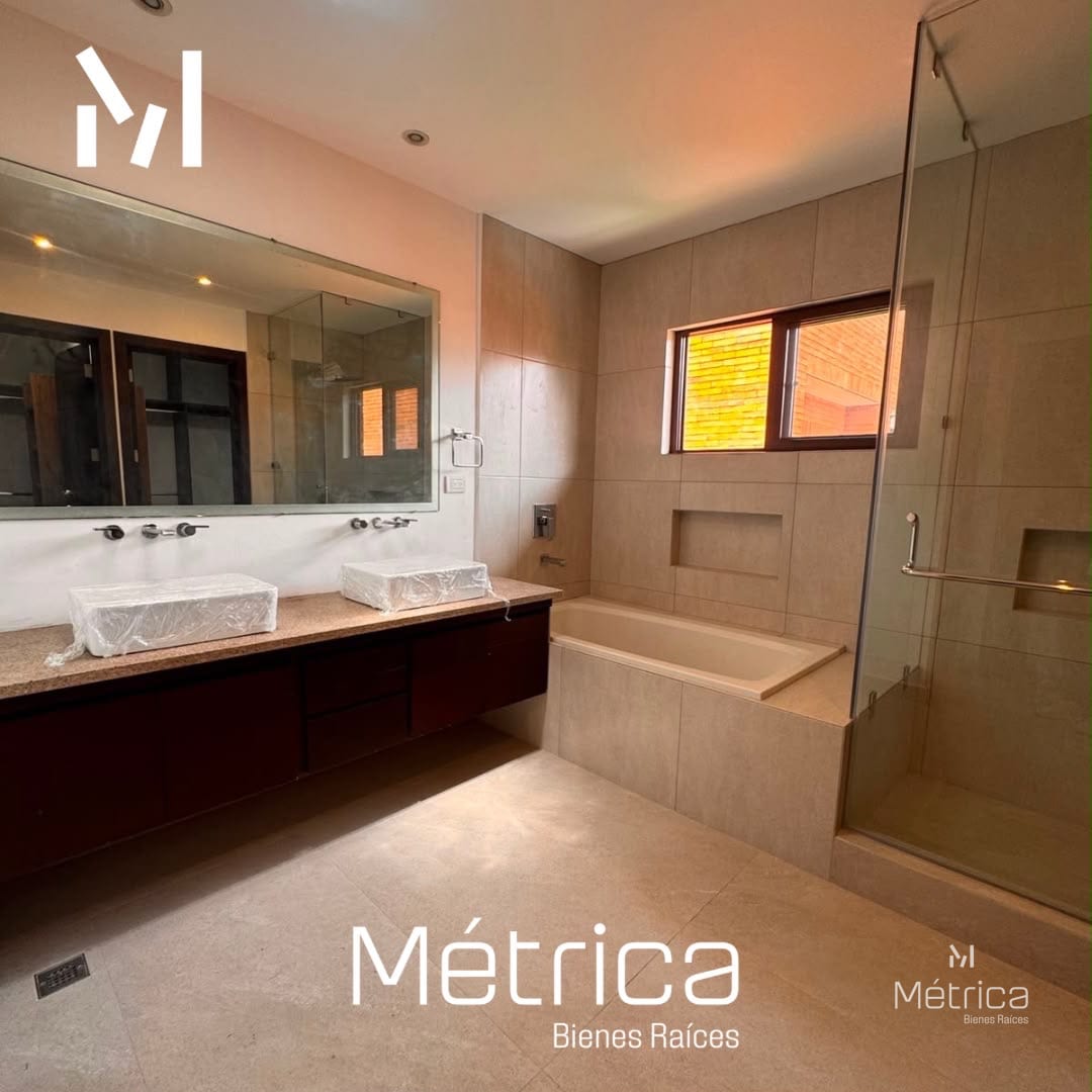 Casa en renta con remodelación Condominio La Joya zona 10 — Casa en Alquiler en Zona 10, Guatemala, Ciudad — foto 8 de 10