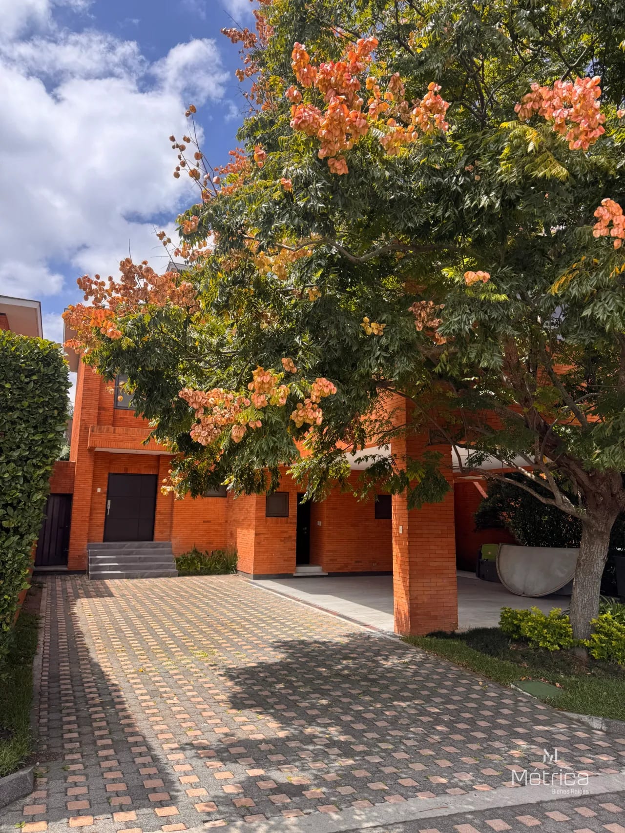 Casa en renta con remodelación Condominio La Joya zona 10 — Casa en Alquiler en Zona 10, Guatemala, Ciudad — foto 1 de 11