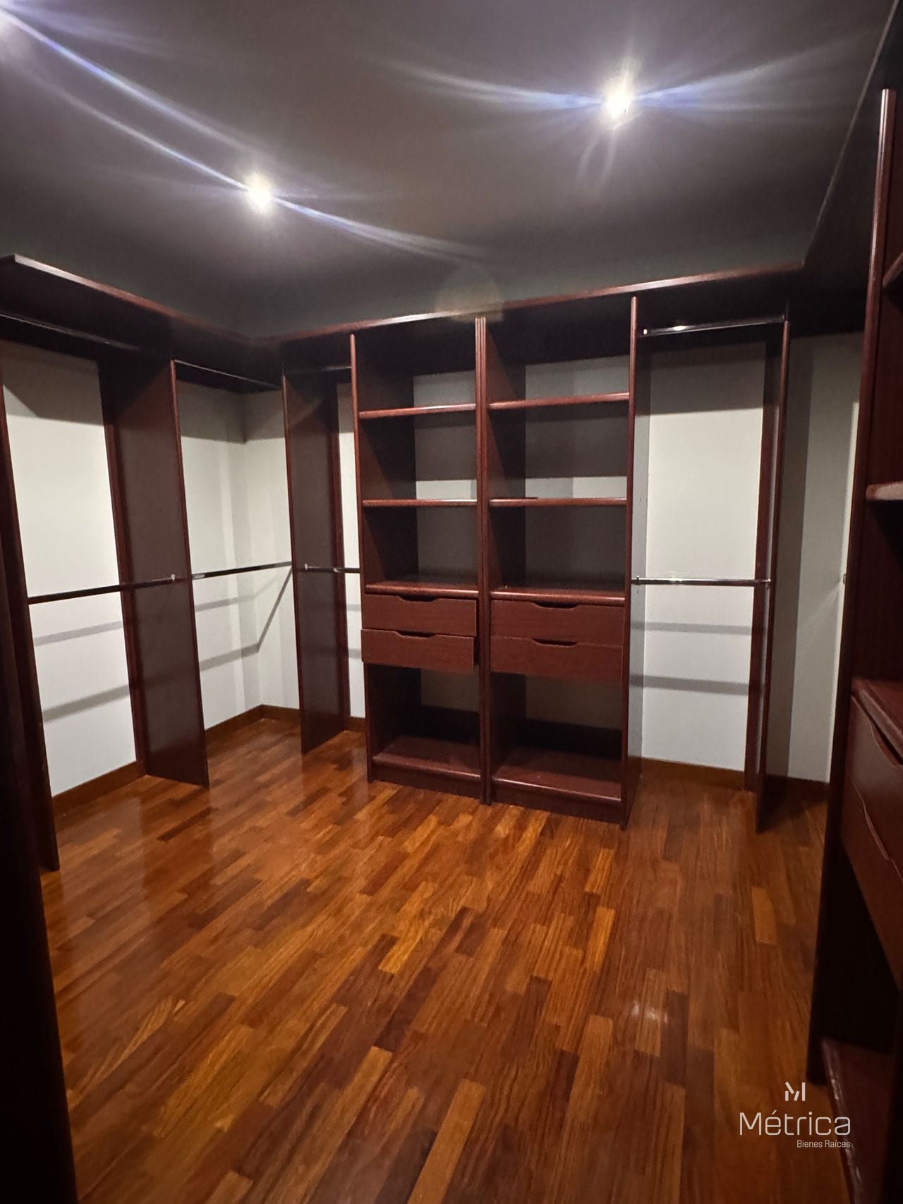 Amplio apartamento en Akoya zona 14 — Apartamento en Venta en Akoya, Zona 14, Guatemala, Ciudad — foto 10 de 16
