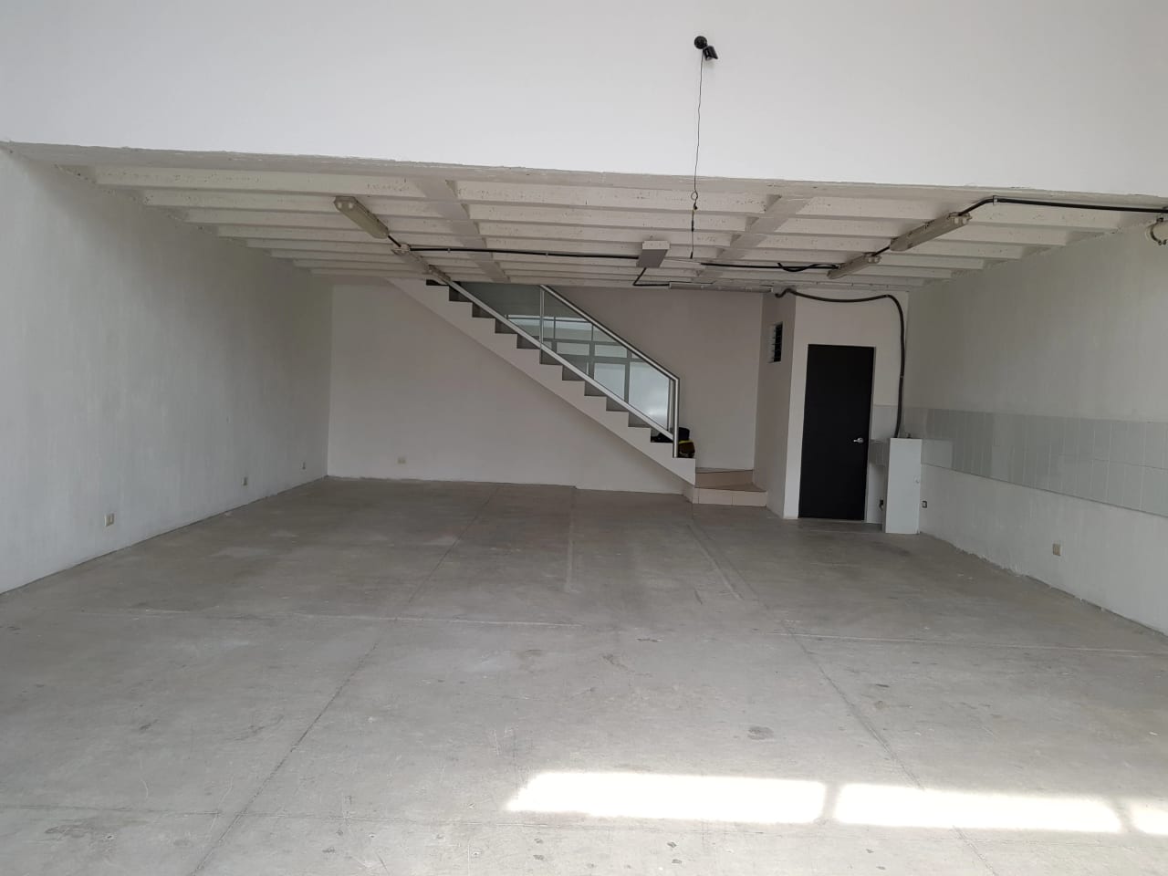 OFIBODEGA EN ALQUILER EN EL COMPLEJO CENTRO 5 CALZADA LA PAZ — Bodega / Ofibodega en Alquiler en Zona 5, Guatemala, Ciudad — foto 1 de 4