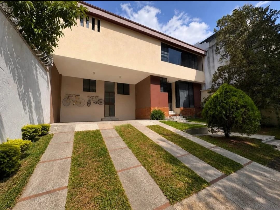 AMPLIA CASA EN VENTA EN COLONIA LAS HOJARASCAS ZONA 1 DE MIXCO — Casa en Venta en Las Hojarascas, Zona 1 Mixco, Guatemala, Ciudad — foto 3 de 17