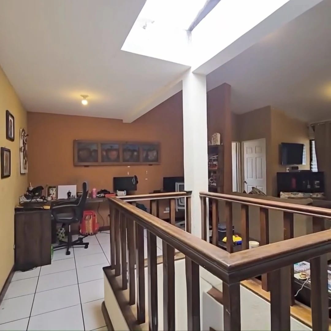 AMPLIA CASA EN VENTA EN COLONIA LAS HOJARASCAS ZONA 1 DE MIXCO — Casa en Venta en Las Hojarascas, Zona 1 Mixco, Guatemala, Ciudad — foto 15 de 17