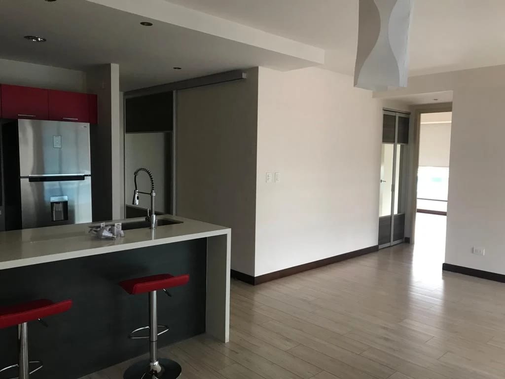 VENDO / RENTO APARTAMENTO EN EDIFICIO VEINTI4 ZONA 10 — Apartamento en Alquiler en Veinti4, Zona 10, Guatemala, Ciudad — foto 2 de 17