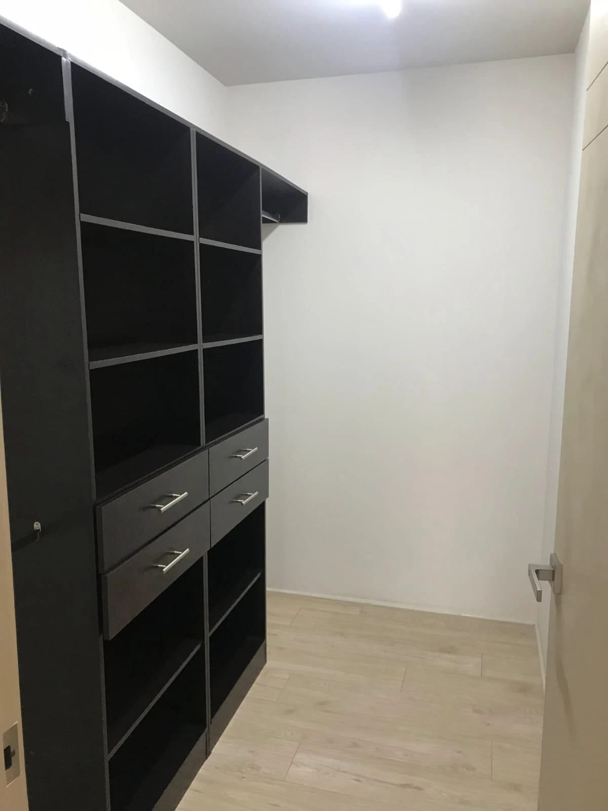 VENDO / RENTO APARTAMENTO EN EDIFICIO VEINTI4 ZONA 10 — Apartamento en Alquiler en Veinti4, Zona 10, Guatemala, Ciudad — foto 8 de 17