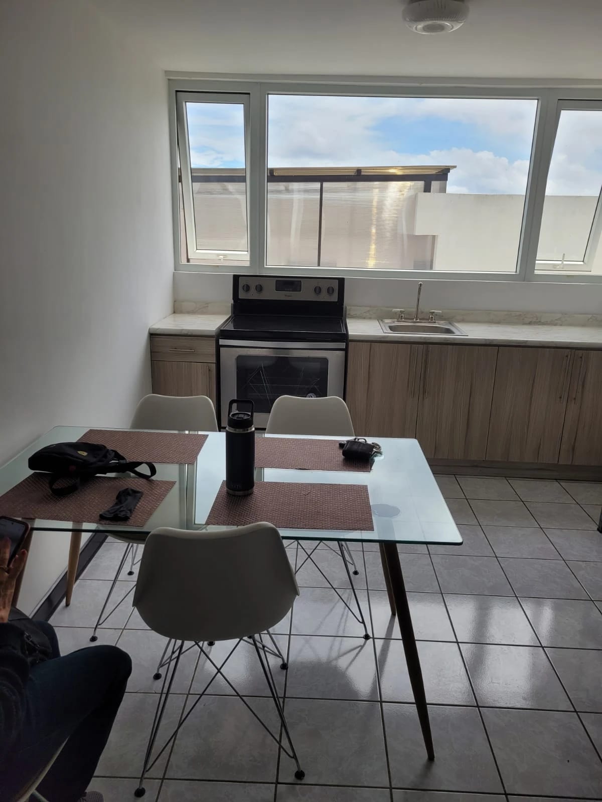 ALQUILO APARTAMENTO EN EDIFICIO PEQUEÑO HACIENDA REAL ZONA 16 — Apartamento en Alquiler en Hacienda Real, Zona 16, Guatemala, Ciudad — foto 1 de 6