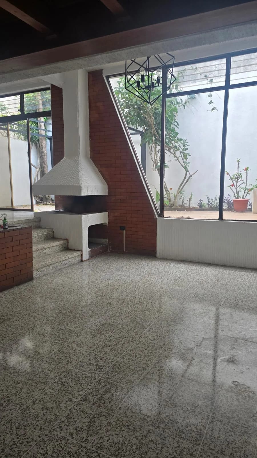 CASA EN ALQUILER EN ZONA 10 IDEAL PARA OFICINAS — Casa en Alquiler en Zona 10, Guatemala, Ciudad — foto 2 de 6