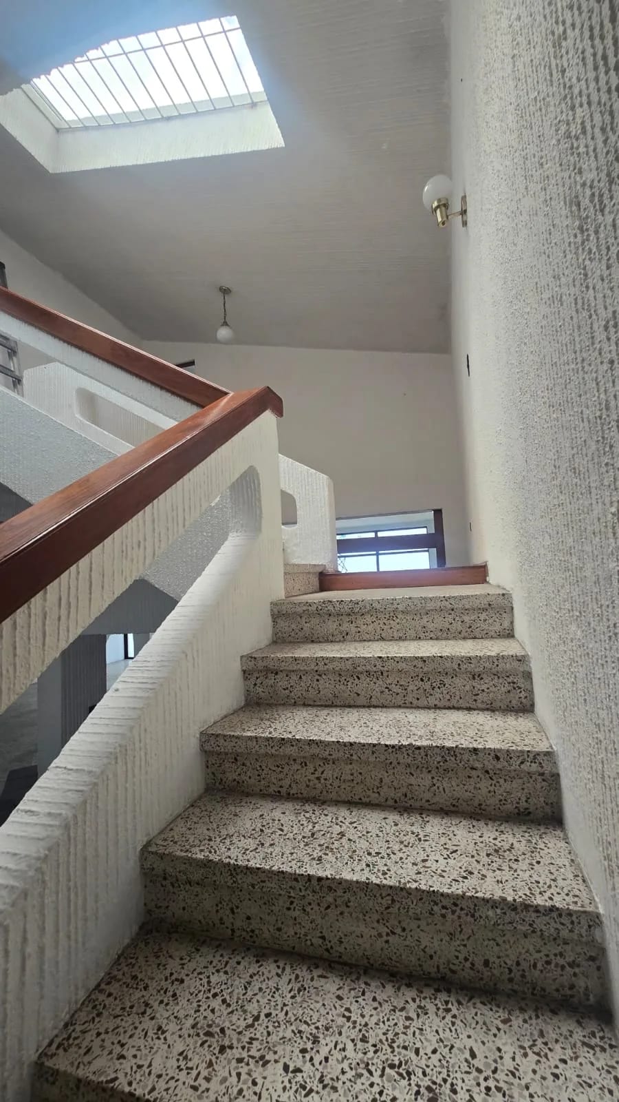 CASA EN ALQUILER EN ZONA 10 IDEAL PARA OFICINAS — Casa en Alquiler en Zona 10, Guatemala, Ciudad — foto 3 de 6