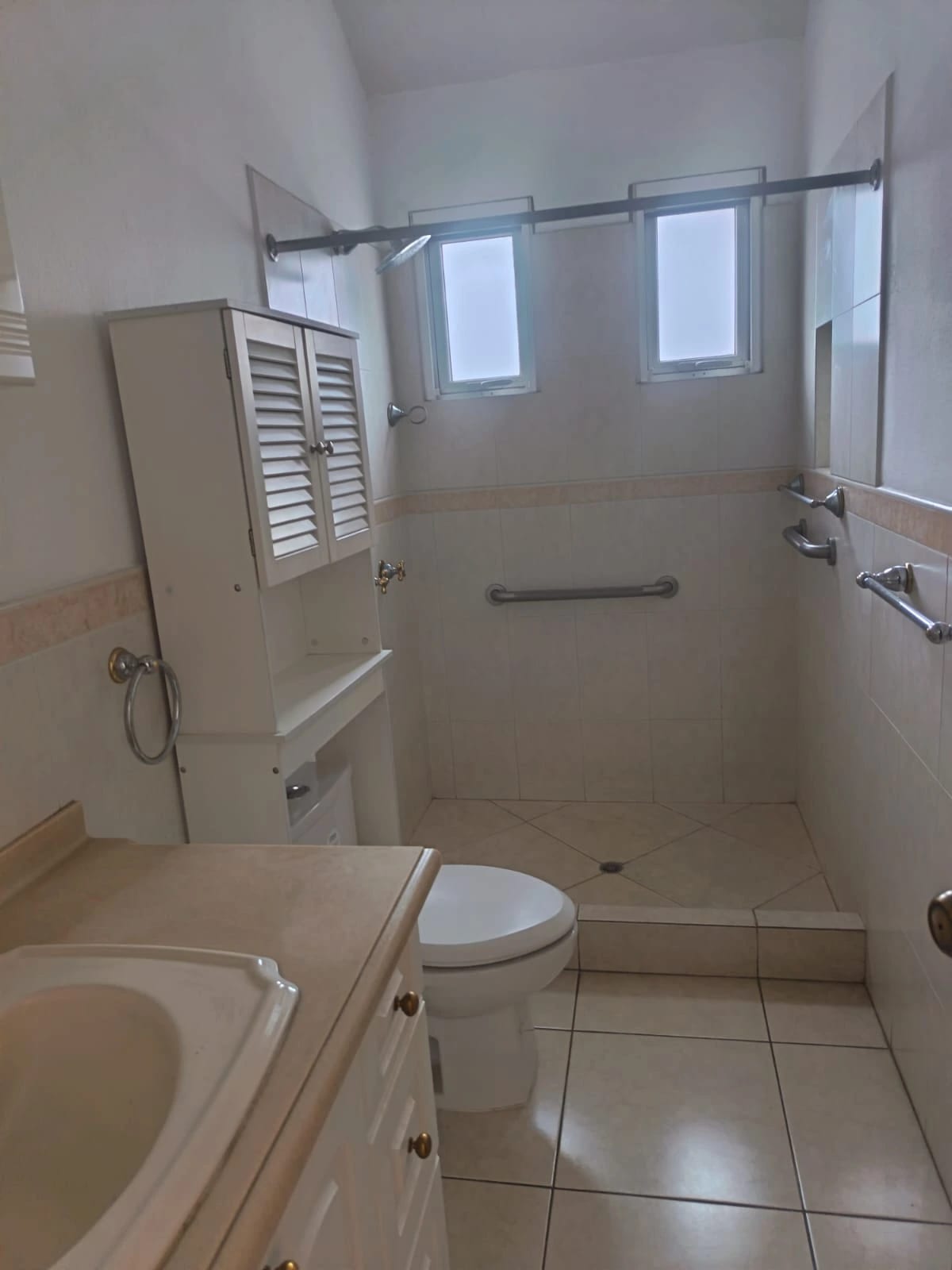 CASA EN ALQUILER EN CONDOMINIO ZONA 14 SECTOR LA CAÑADA — Casa en Alquiler en Zona 14, Guatemala, Ciudad — foto 4 de 12