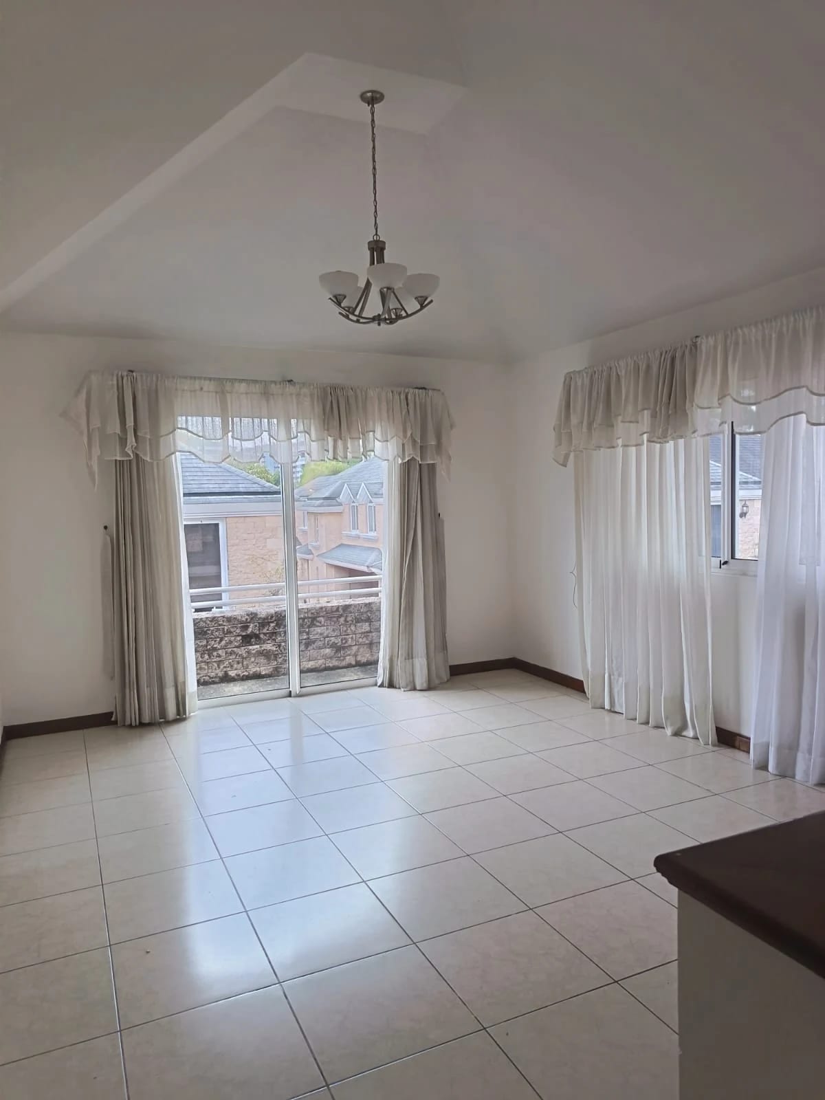 CASA EN ALQUILER EN CONDOMINIO ZONA 14 SECTOR LA CAÑADA — Casa en Alquiler en Zona 14, Guatemala, Ciudad — foto 10 de 12