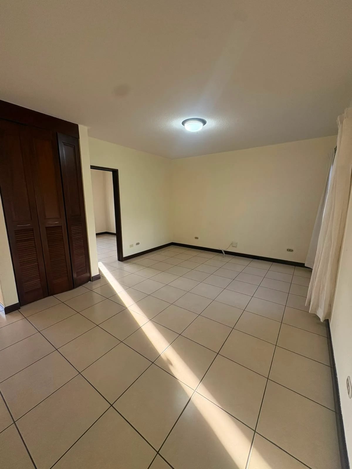 CASA EN ALQUILER EN ALAMEDA DE SAN ISIDRO ZONA 16 — Casa en Alquiler en Alamedas de San Isidro, Zona 16, Guatemala, Ciudad — foto 4 de 12
